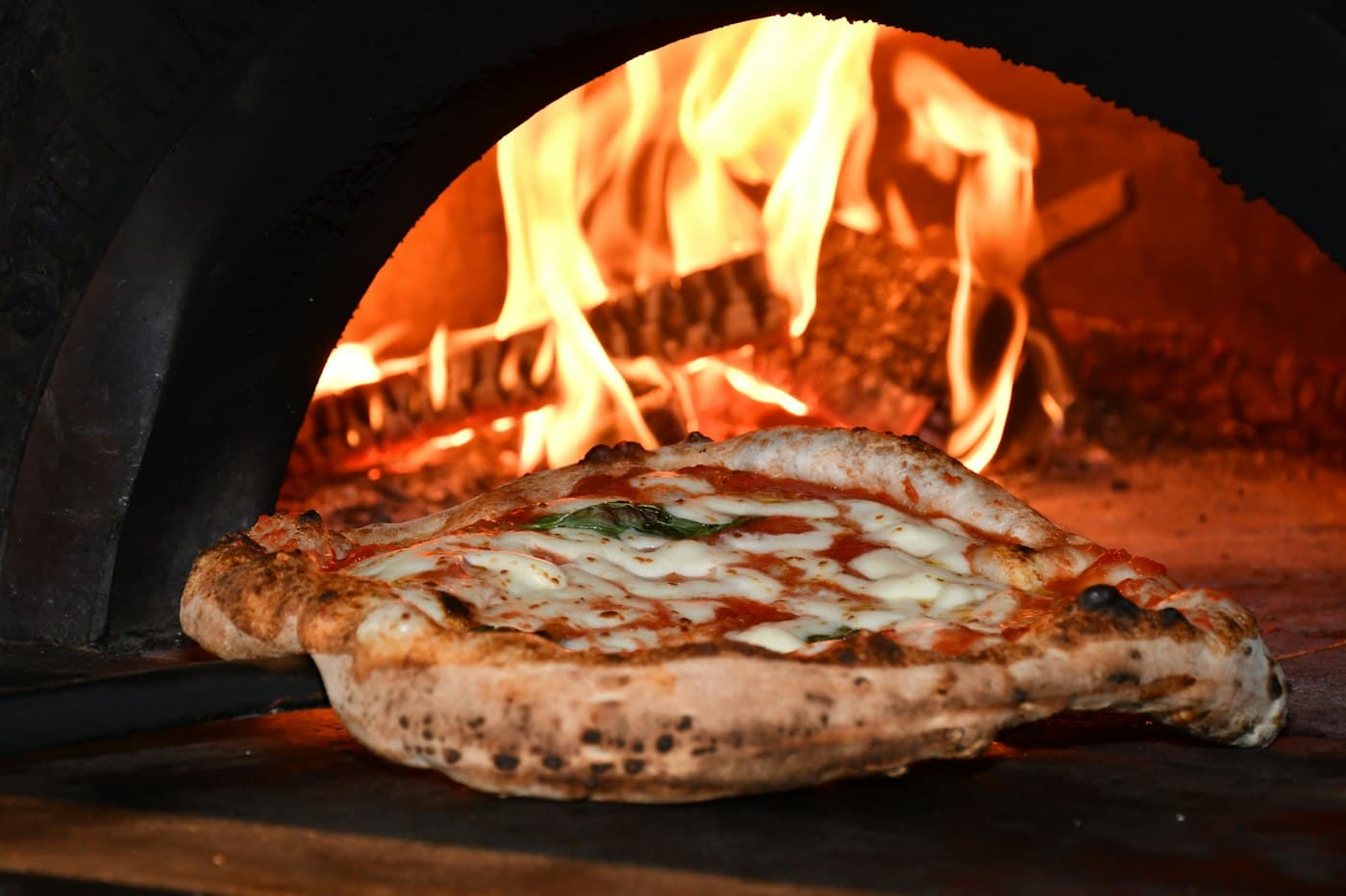 Pizza đế mỏng làm bằng lò đá: ủ bột một đêm và nướng bốn phút