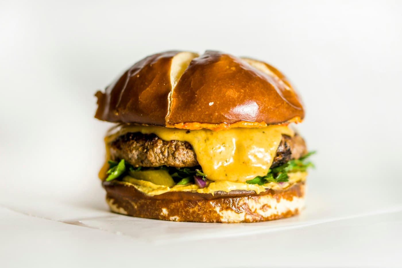 Burger ngon bắt đầu từ thịt, bánh và thứ tự ráp